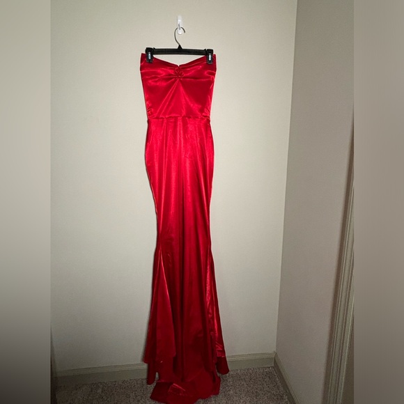 Elegant red satin fishtail gown - Picture 4 of 11